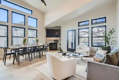 Image de New! Helling Escape at Jordanelle-Short Drive to Deer Valley Park City Slopes!