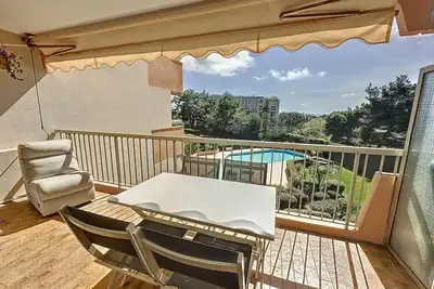 Image de 3 pièces au calme avec vue dégagée mer et piscine