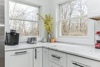 Image de Newley Renovated Contemporary Hudson Home  3-bedrooms 120 Acres with pond