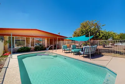 Image de Dog-friendly home with private pool, yoga studio, fitness room & great patio
