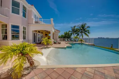 Image de Luxury villa with 6 bedroom, privat pool and hot tub, stunning view, river