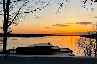 Image de Osage Beach Lake House w/ Views! Private dock w/ boat slip in neighborhood cove!