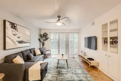 Image de 2b Getaway Steps to Dtwn | Sleeps 6 | Pool, Prkg