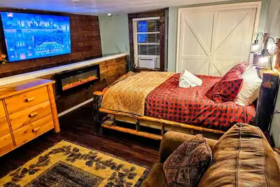 Image de Private Cabin, Breakfast, Dbl Tub, 75\"Tv, Kayak, Wd, Bbq