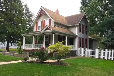Image de Come stay and relax at the Captain's House in Historic Vermilion Harbor Town.
