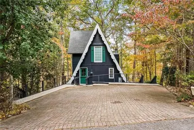 Image de A-Frame on Lake Lanier with Private Dock