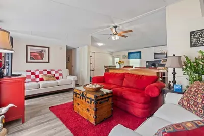 Image de Spacious 3br Retreat-10 minutes to the Beach! Pet Friendly!