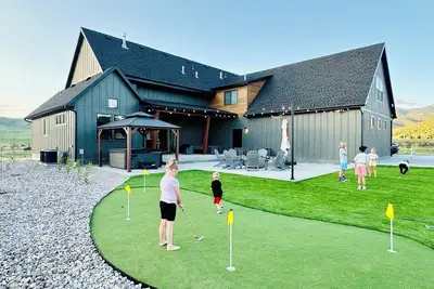 Image de Luxury Home! Hot Tub, SportCourt, Putting Green, & BunkRoom for kids!