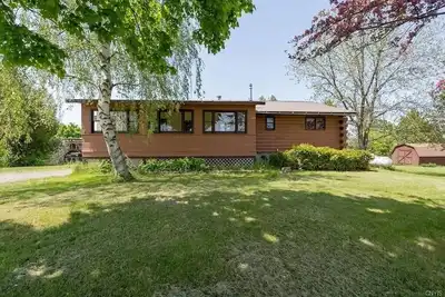 Image de St. Lawrence River Modern Log Home