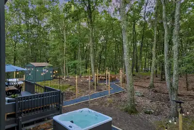 Image de Campfire Oasis Hot Tub, Jungle Gym, Game Room
