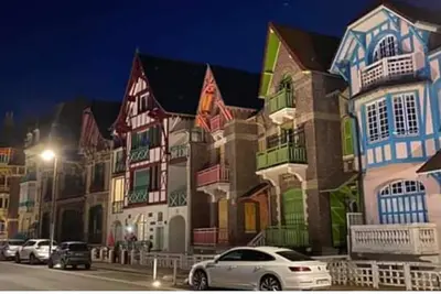 Image de Studio dans villa Belle Époque du 19e avec entrée par cour privée face à la mer