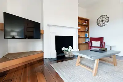 Image de Timeless Elegance with City Views, Wi-Fi & Parking