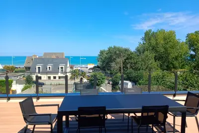Image de Vue mer. Grande maison moderne à 30 mètres de la plage. Séjour agréable garanti.