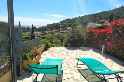 Image de Mazet avec grande terrasse et jardin vue mer, animaux acceptés. Piscine, tennis