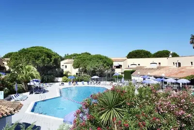 Image de 2 pièces avec terrasse, piscine chauffée, proche plage et port