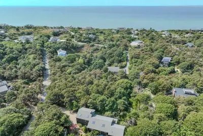 Image de Stylistic Home and Easy Walk to the Beach!