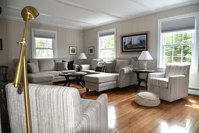 Image de Great Saunderstown family friendly cottage short drive to beach.