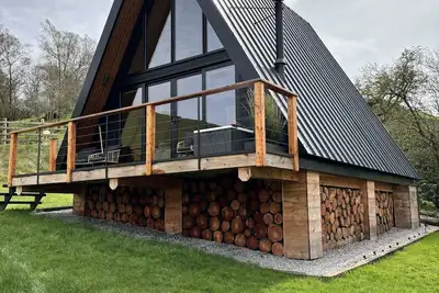 Image de Stunning Scandinavian A Frame lodge with outside bathtub