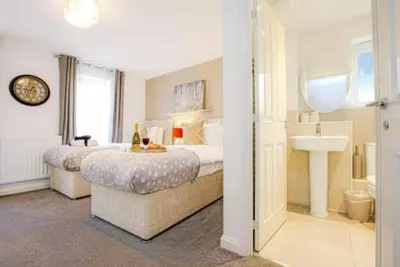 Image de Alpha Properties 1 - A Four Bedroom House with Free Parking, Fast Wifi & SmartTV