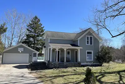 Image de Harriet’s House-Vintage 1920’s Farmhouse that backs up to the Tart Trail.