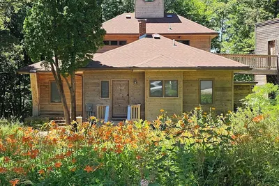 Image de Family-Friendly Retreat on Julia Street - Explore Okoboji from Your Doorstep
