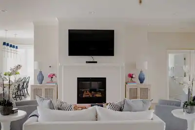 Image de Heated pool, game rm, fire pit, screened porch, close to beach, golf cart incl,