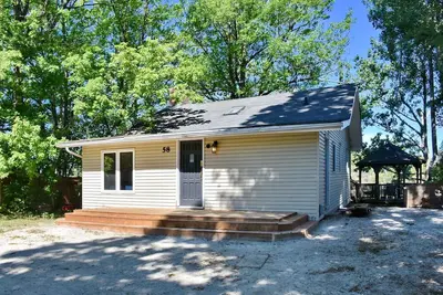 Image de Beautiful waterfront cottage sleeps 10. Short 3 min walk to Beach 1!