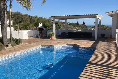 Image de Villa avec piscine privée et vue exceptionnelle de 360° sur mer et montagne.