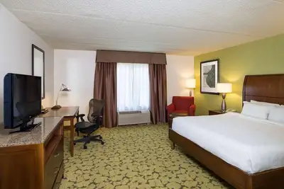 Image de Cozy Unit with Heated Pool | Near Roosevelt Park | Pet-Friendly & Free Parking