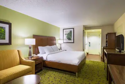 Image de Conveniently Located on I-95 | Minutes to Rutgers University | Unit w\/ Pool