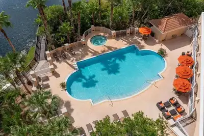 Image de Comfort & Elegance near Beach & Downtown | Pool, Lake View, 4 Units
