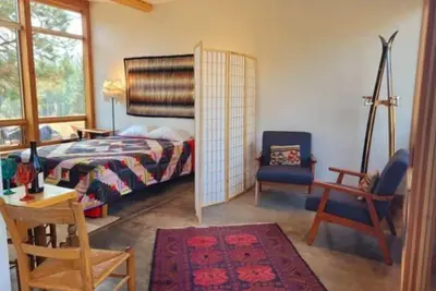 Image de Secluded, serene studio with private deck, parking. 5 minutes from town.