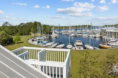 Image de Gorgeous Marina Views!