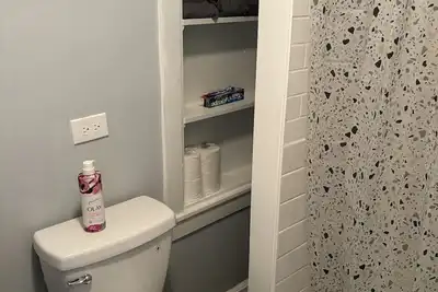 Image de Cozy cottage, country setting but 15 minutes from resturants and mall