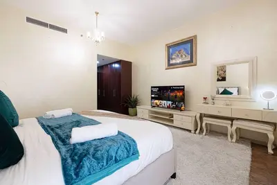 Image de Stylish and Sleek: Modern Well-Furnished One Bedroom Hall and Kitchen Apartment