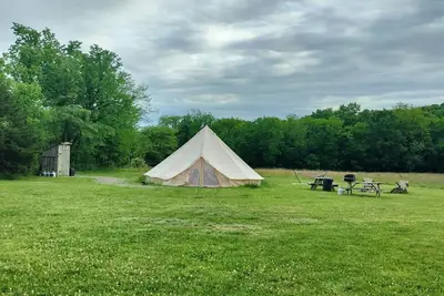 Image de Family/pet-friendly, quiet glamping getaway. Belle Tent/ Yurt out the Country.