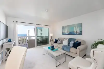 Image de Luxe 1/1 Apartment for Rent in Redondo Beach with Stunning Ocean Views!