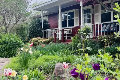 Image de Peaceful garden cottage, close to Outlets, fire pit, dog friendly!