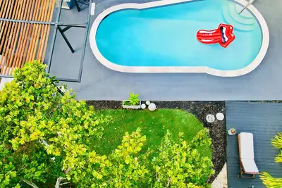 Image de Entire villa, North Miami Beach with pool on canal!