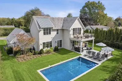 Image de East Hampton Beach Home walk to town and close to beaches