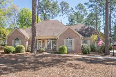 Image de Spacious, modern, comfortable & 0. 6 miles to everything in the Historic Village.