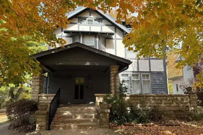 Image de Beautiful 4 Br\/2 Bath home in elegant neighborhood. 3 blocks from DePauw Univ!
