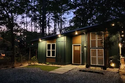 Image de New, unique custom-built cottage, between Savannah and Tybee Island.
