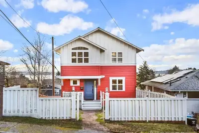 Image de Puget Sound Sunset Views overlooking the Olympics in charming West Seattle