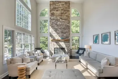 Image de Secluded Southampton Home That Has It All