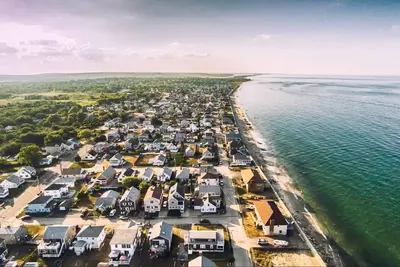 Image de Cottage with large yard, parking, and steps to Sunrise Beach in Marshfield!