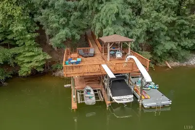 Image de Sasquatch Lodge: Smith Mountain Lakefront Cabin