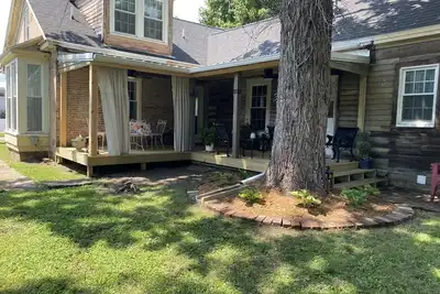 Image de Spacious modernized historic home located in downtown Hillsboro.