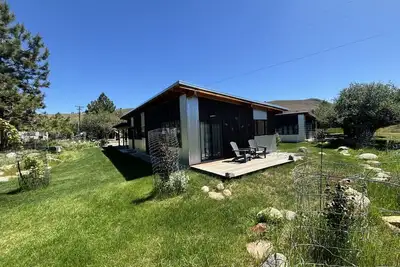 Image de Sunflower Resort Arnica Cabin with its K\/Q bed config. is in ultra-quiet Winthrop South community, with a 5 minute walk to downtown on the pedestrian trail.