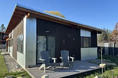 Image de Sunflower Resort Daisy Cabin is in the ultra-quiet Winthrop South community, with a 5 minute walk to downtown on the pedestrian trail.